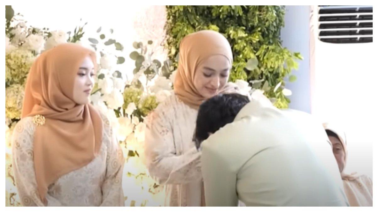 Rizky Febian menyalami dan mencium tangan Santyka bak ibunya sendiri didepan tamu undangan dan keluarga.