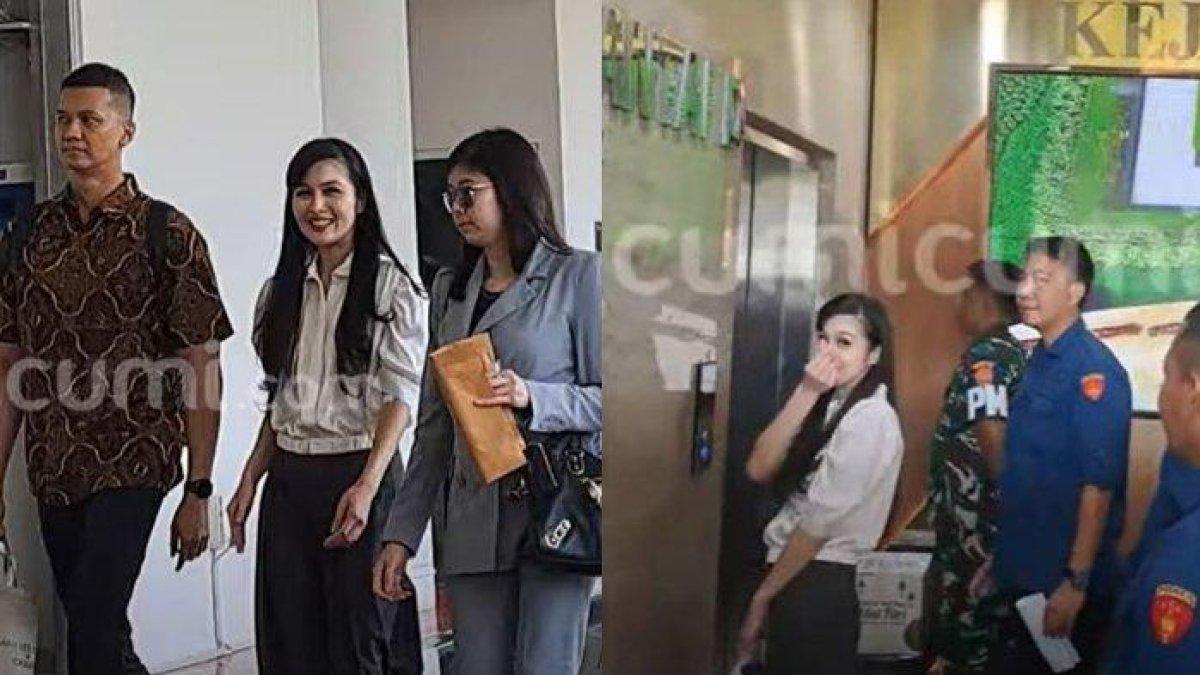 Sandra Dewi tampak menebar senyuman dan memberikan gestur cinta kepada wartawan.