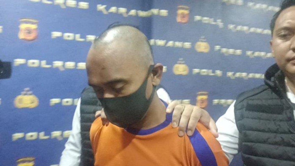 Sandy Permadi (45) tersangka kasus pencabulan yang korbannya sejumlah siswi sekolah dasar (SD) di Kecamatan Purwasari.