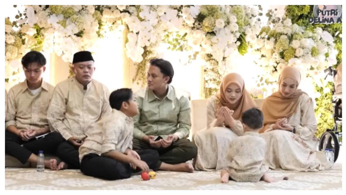 Santyka yang memakai seragam keluarga, nggak sungkan duduk didekat Putri Delina dan ibunda Sule.