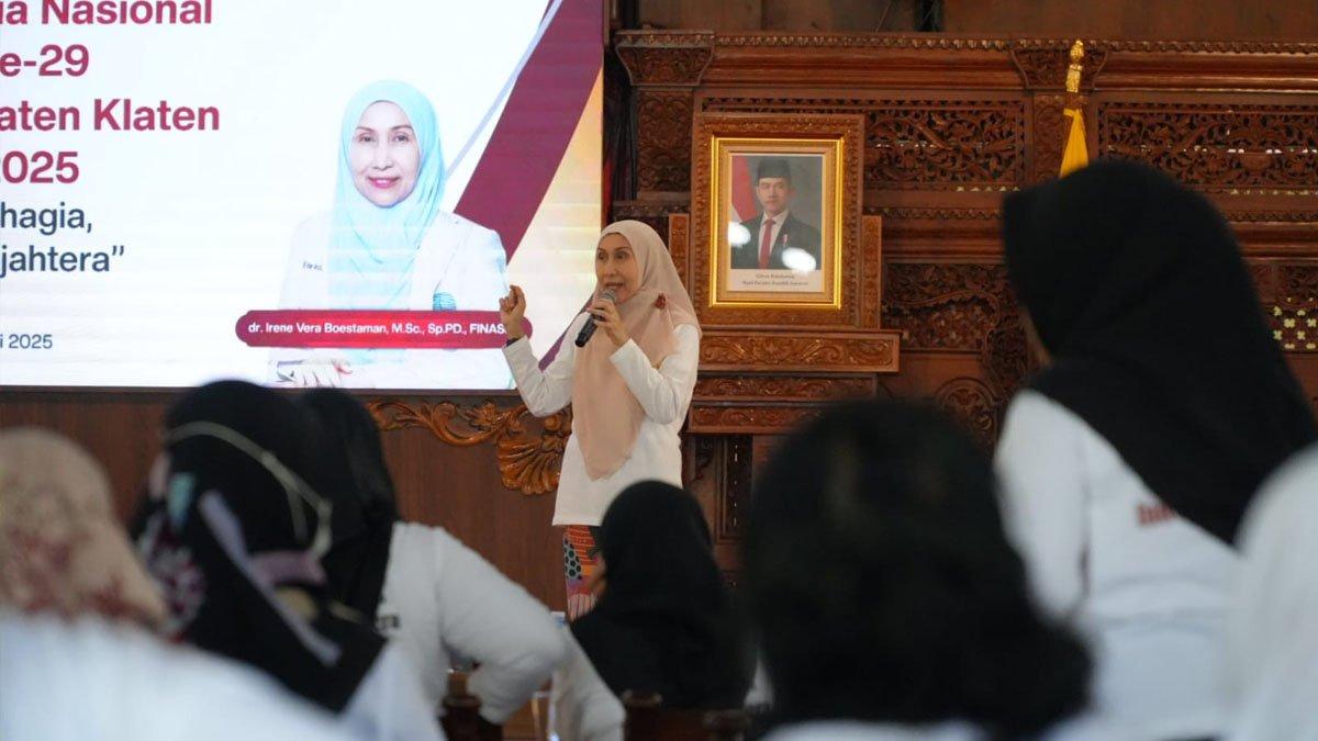 HARI LANJUT USIA KLATEN - Sarasehan yang menghadirkan narasumber dr. Iren Vera Bustaman dalam rangka peringati Hari Lanjut Usia Nasional (HLUN) ke-29 tingkat kabupaten Klaten, pada Jumat (13/6/2025) di Halaman Pendopo Pemkab Klaten.
