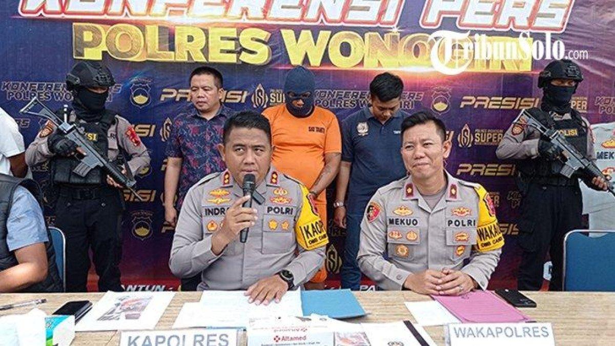 Sarmo, pembunuh berantai di Wonogiri (berbaju orange), dihadirkan saat jumpa pers yang dilangsungkan di Mapolres Wonogiri, Sabtu (9/12/2023).