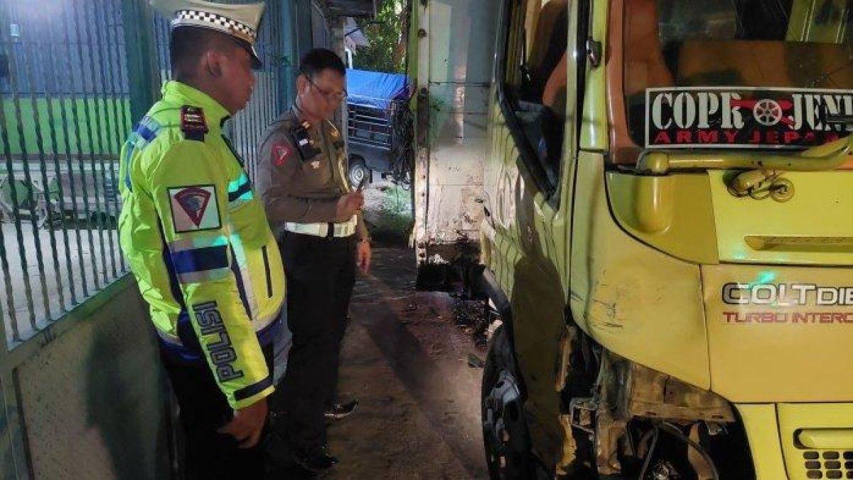 Anggota Satlantas Polres Demak melakukan olah TKP kecelakaan di Jalan Demak - Welahan tepatnya di Desa Geneng Kecamatan Mijen Kabupaten Demak, Kamis (23/11/2023).