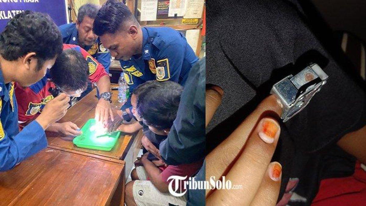 JARI BALITA TERJEPIT - Satpol PP dan Damkar Klaten mencoba melepaskan pengunci lemari yang tersangkut di jari tangan balita berusia 3,5 tahun di Kabupaten Klaten. Balita ini sudah sempat dibawa ke tiga fasilitas kesehatan, tetapi mereka tidak bisa melepaskan jari balita yang terjepit.
