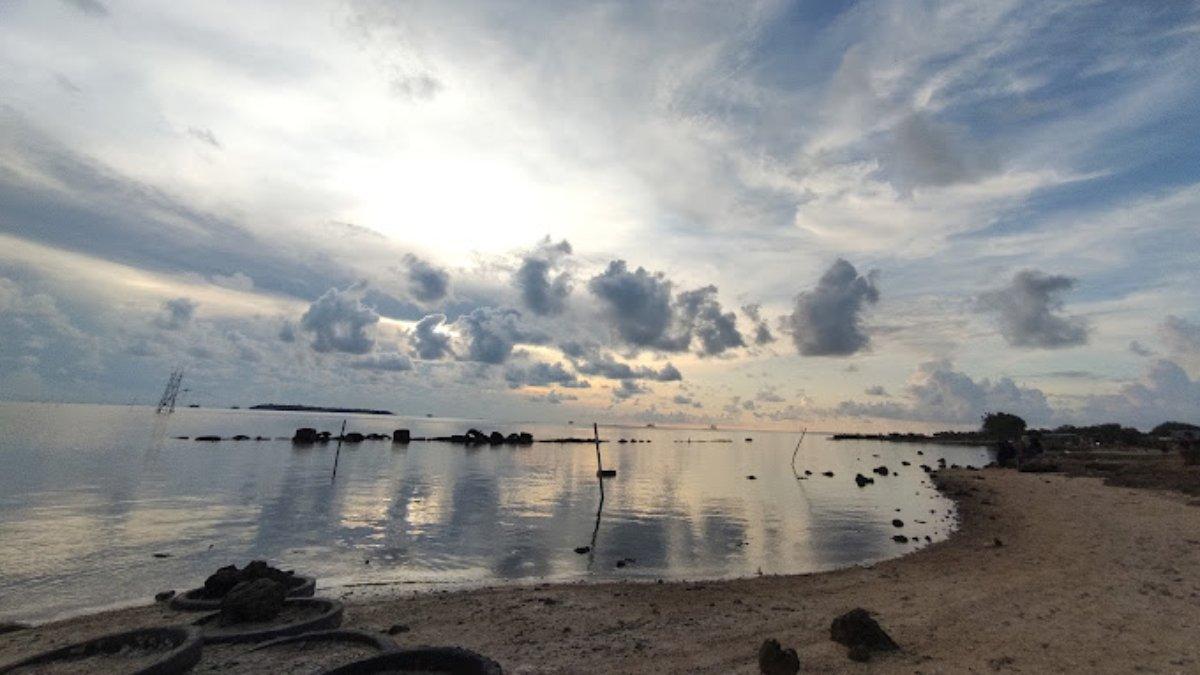 Satu lagi rekomendasi tempat wisata, cuma 13 menit dari Jepara, pantai dengan sunset estetik seperti di Bali, pas buat libur Lebaran 2025 keluarga.