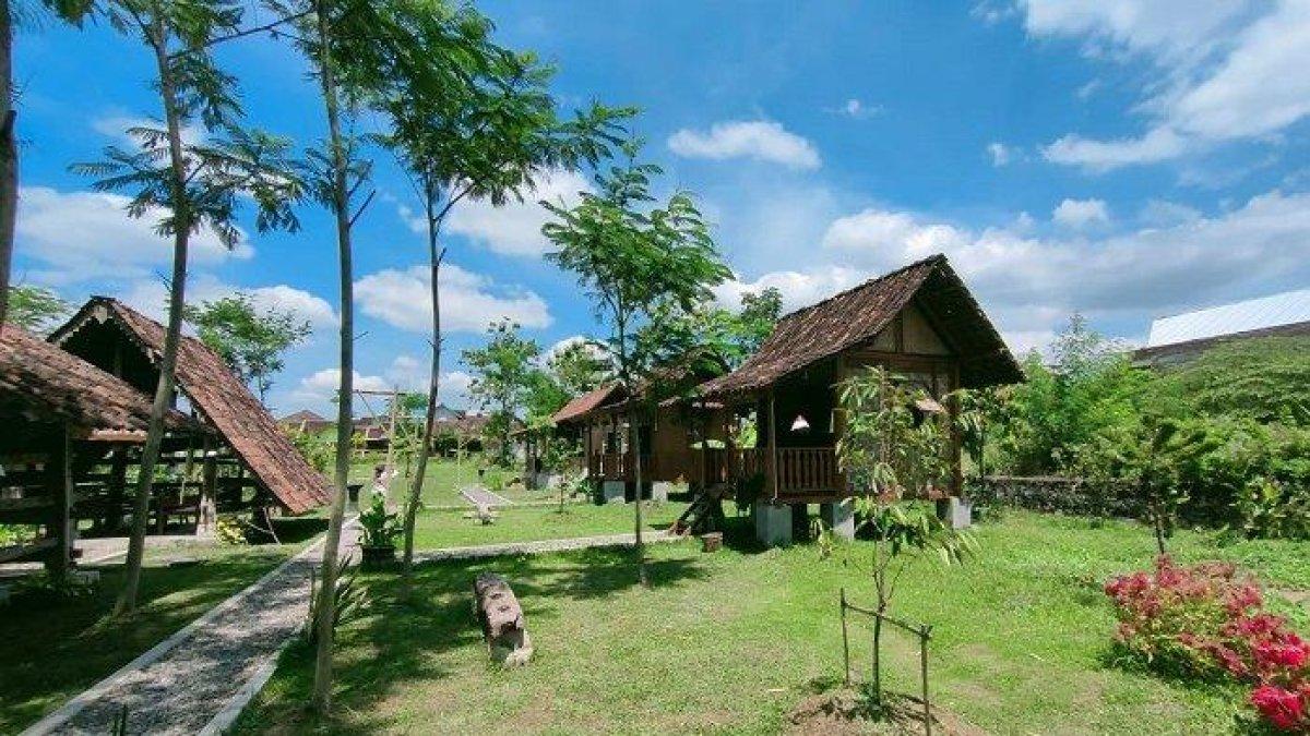 Saung-saung di Taman Sehat Rejosari yang jadi spot foto Instagramable sekaligus tempat makan.