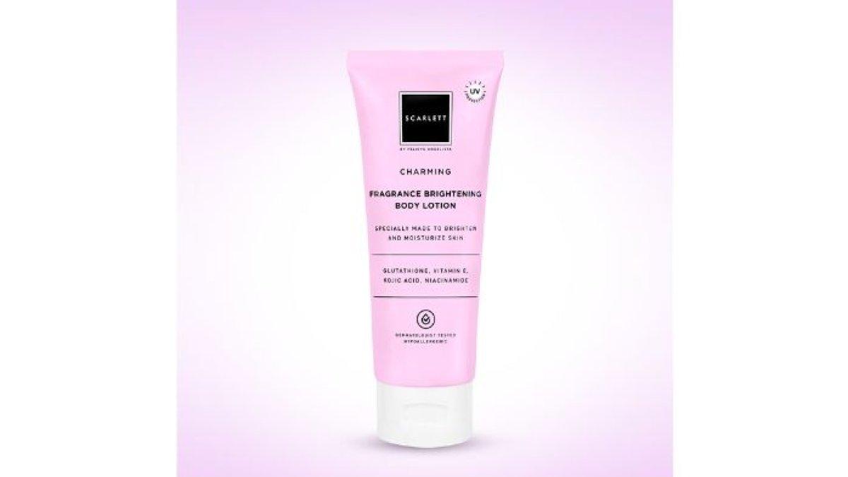 BODY LOTION ALFAMART- Foto produk Scarlett Whitening Body Lotion Charming, diolah dari scarlettofficial.com, Selasa (29/4/2025). Berikut rekomendasi body lotion yang bisa mengatasi kulit belang, bisa dibeli di Alfamart.