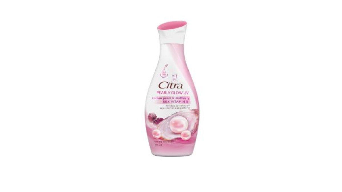 BODY LOTION ALFAMART- Foto produk Scarlett Whitening Body Lotion Charming, diolah dari cantikcitra.co.id, Selasa (29/4/2025). Berikut rekomendasi body lotion yang bisa mengatasi kulit belang, bisa dibeli di Alfamart.
