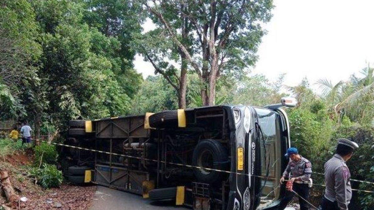 Sebuah bus pengangkut rombongan pramuka dari Kabupaten Ciamis, terguling di area Bumi Perkemahan Kiara Payung, di Dusun Cikeuyeup, Desa Sindangsari, Kecamatan Sukasari, Sumedang, Minggu (24/12/2023).