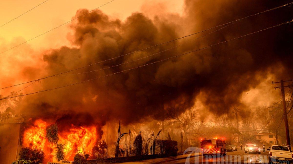 Sebuah gedung apartemen terbakar saat kebakaran Eaton di daerah Altadena di wilayah Los Angeles, California pada 8 Januari 2025. - Setidaknya lima orang kini diketahui tewas dalam kebakaran hutan yang berkobar di sekitar Los Angeles, dan dikhawatirkan akan ada lebih banyak kematian, kata penegak hukum Tanggal 8 Januari, ketika kobaran api yang mengerikan meratakan seluruh jalan, membakar mobil dan rumah dalam hitungan menit. Lebih dari 1.000 bangunan telah terbakar dalam beberapa kebakaran hutan yang terjadi di sekitar kota terbesar kedua di Amerika, yang memaksa puluhan ribu orang meninggalkan rumah mereka.