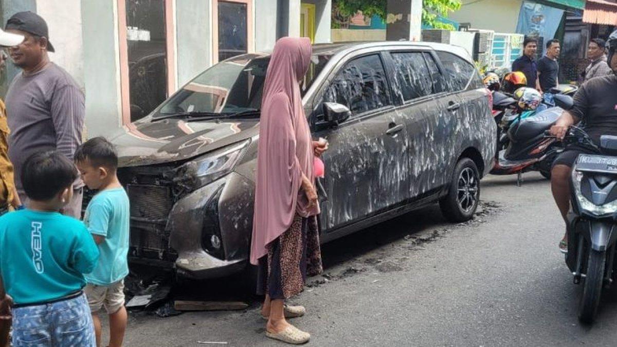 Sebuah mobil milik warga Jalan Sei Mantri Nunukan Kaltara yang dibakar oleh laki laki diduga ODGJ. Aksi pembakaran mobil terekam CCTV