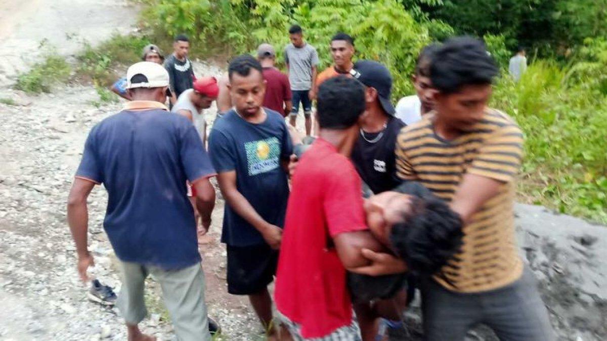 Sebuah truk sarat penumpang terbalik di jalan turunan di Desa Piliana, Kecamatan Tehoru, Kabupaten Maluku Tengah, Minggu (12/11/2023). Kecelakaan ini mengakibatkan 4 orang tewas dan 37 penimpang lainnya terluka.