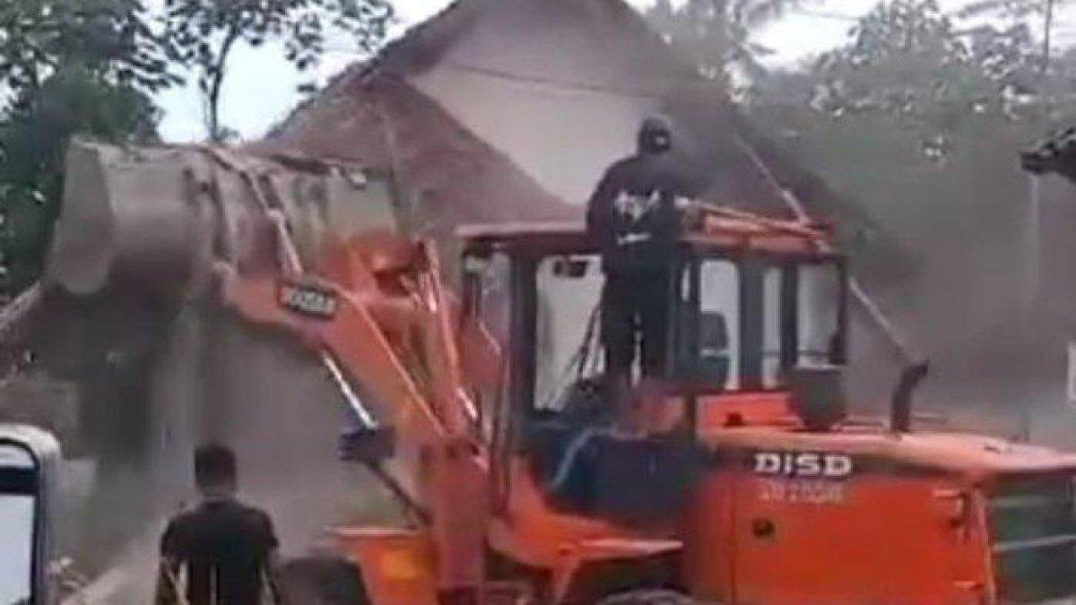 Sebuah video bernarasikan anak merobohkan rumah ibu kandung di Kabupaten Malang, Jawa Timur, beredar viral di media sosial.