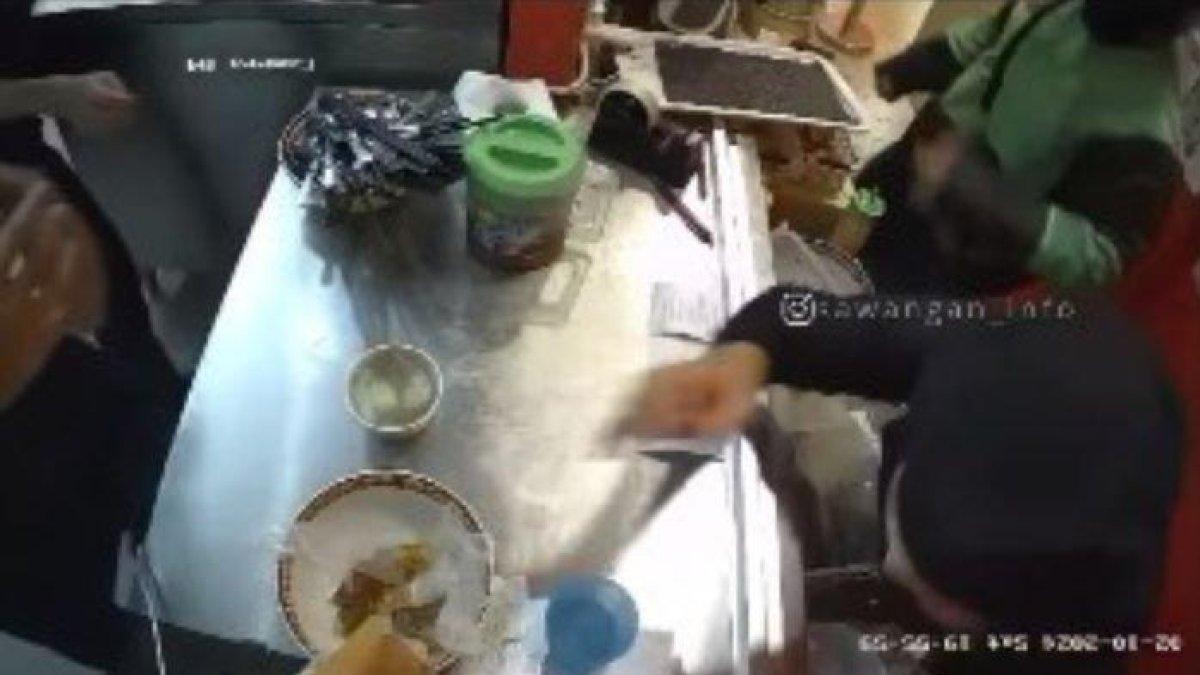 Sebuah video memperlihatkan detik-detik oknum ojol memukul pegawai restoran