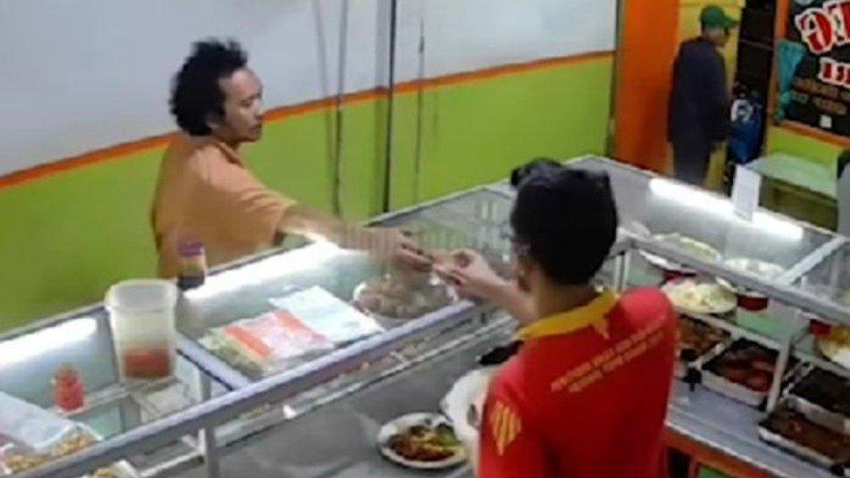 Sebuah video memperlihatkan pria yang makan di sebuah warteg lalu membayar seenaknya
