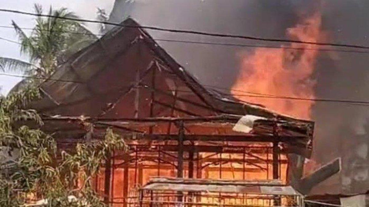 Sebuah video memperlihatkan rumah calon pengantin kebakaran beredar viral di media sosial.