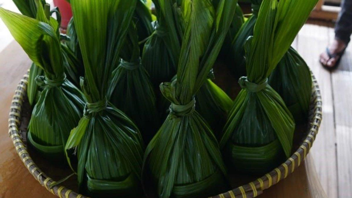Sega nyangku ini berisikan nasi putih, beberapa lauk dan sayur tradisonal seperti oseng tempe kedelai hitam, oseng pakis kecombrang, ayam goreng, dan sambal.