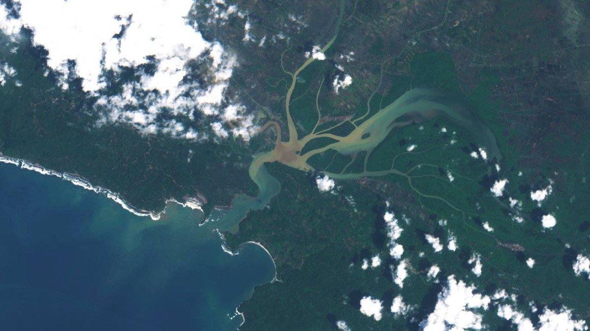 Segara Anakan adalah sebuah laguna luas yang terletak di pantai selatan Pulau Jawa di perbatasan antara Provinsi Jawa Barat dengan Jawa Tengah. Segara Anakan merupakan laguna di antara Pulau Jawa dan Pulau Nusakambangan, Kabupaten Cilacap.