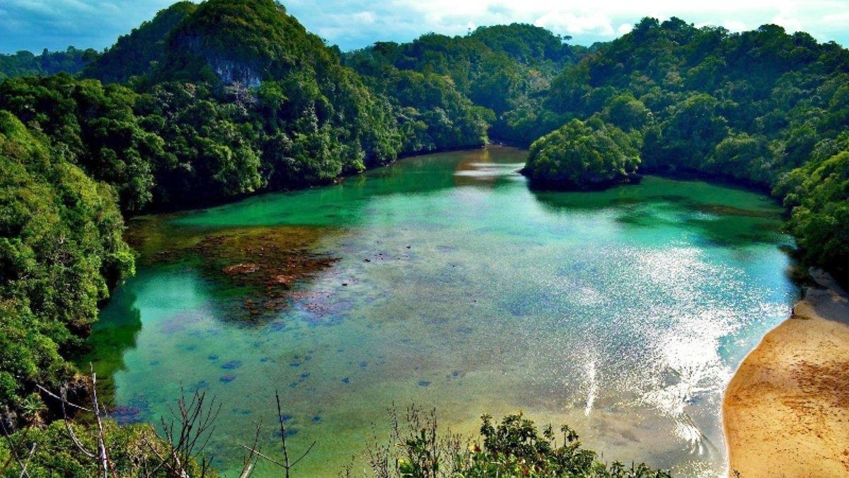 Segara Anakan adalah sebuah laguna luas yang terletak di pantai selatan Pulau Jawa di perbatasan antara Provinsi Jawa Barat dengan Jawa Tengah. Segara Anakan merupakan laguna di antara Pulau Jawa dan Pulau Nusakambangan, Kabupaten Cilacap.