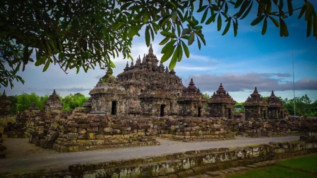 Sejuknya pemandangan di Candi Plaosan Prambanan, Klaten, Jawa Tengah yang merupakan tempat wisata populer.