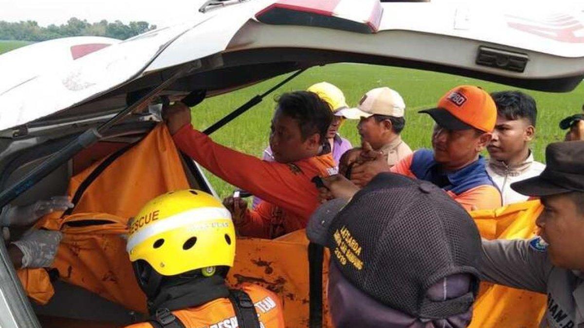 Sejumlah Petugas BPBD Indramayu, BPBD Cirebon, dan Basarnas Pos Cirebon mengevakuas satu siswi yang tenggelam saat kegiatan Pramuka pada Sabtu (17/2/2024). Dua siswi SDN 1 Lajer Tukdana, lainnya telah ditemukan sebelumnya