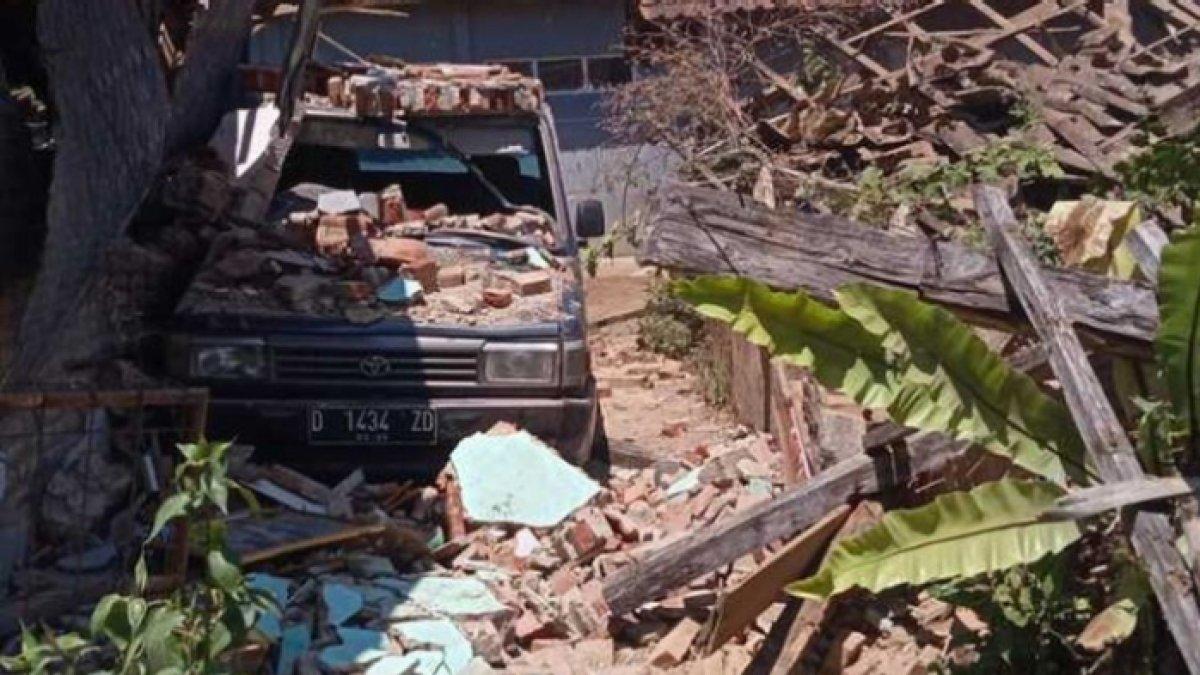 Sejumlah bangunan dan jalan mengalami kerusakan akibat gempa yang melanda Kabupaten Bandung, dua Kecamatan menjadi lokasi paling terdampak akibat gempa berkekuatan 5,0 magnitudo, Rabu (18/2024).