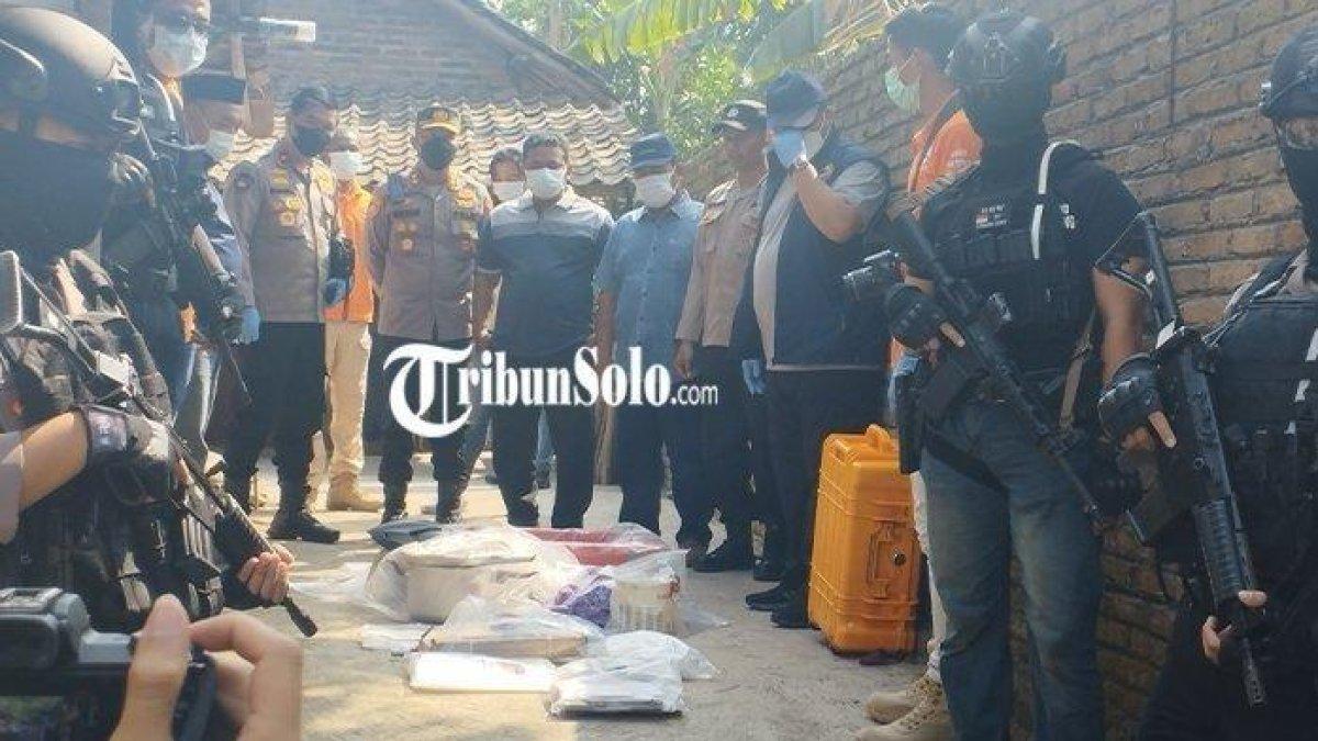 Sejumlah barang yang disita oleh Densus 88 Antiteror saat menggeledah rumah terduga teroris berinisal S di Banyudono, Boyolali, Jumat (4/8/2023)