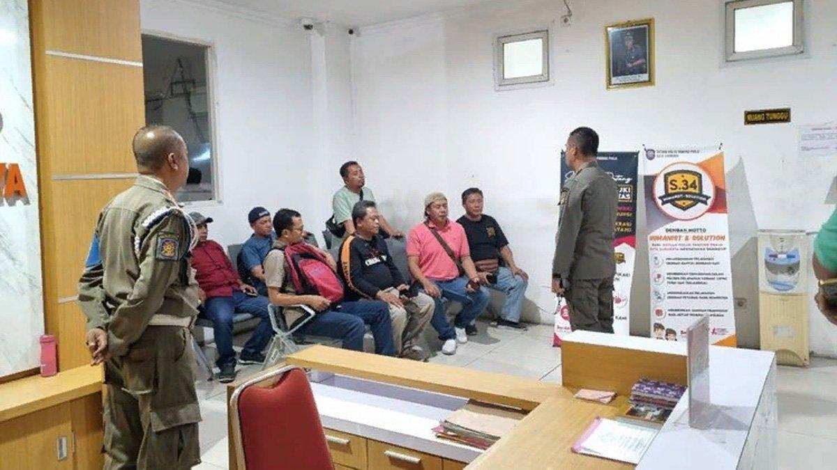 Sejumlah buruh mendatangi Kantor Satpol PP Surabaya.