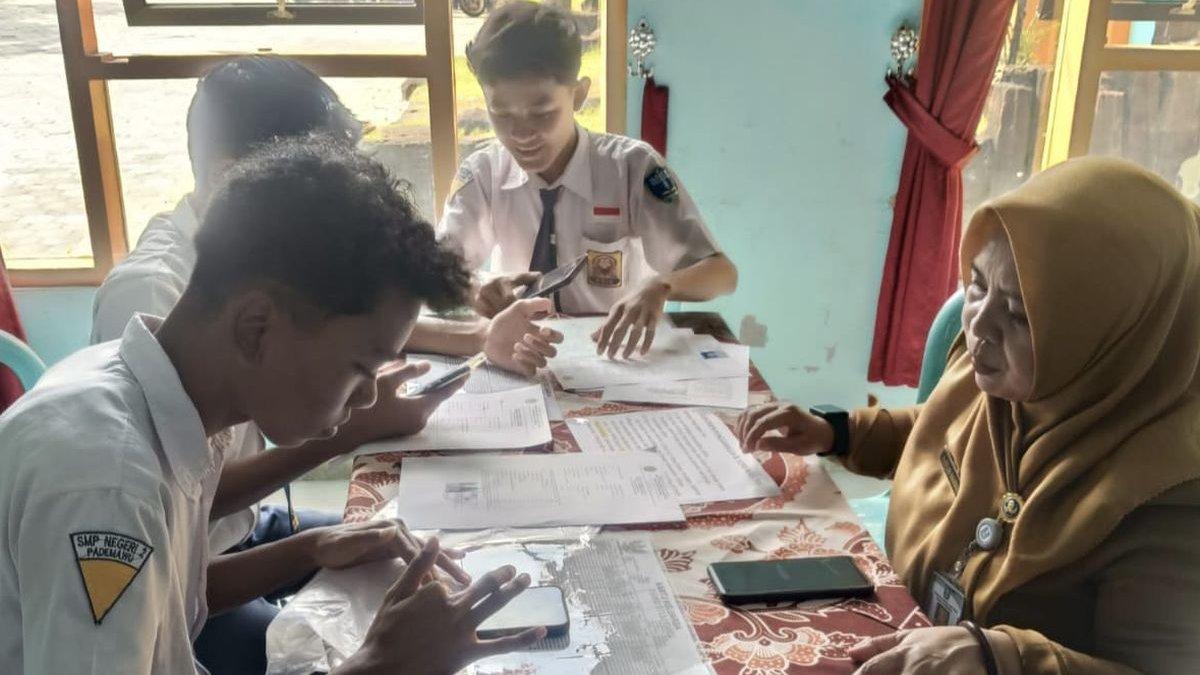 Sejumlah calon murid melakukan pengambilan PIN SPMB Jatim 2025 di SMAN 2 Pamekasan