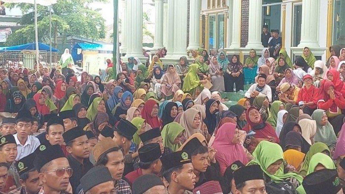 Sejumlah emak-emak berpakaian muslimat NU ikut di acara kampanye Ganjar Pranowo