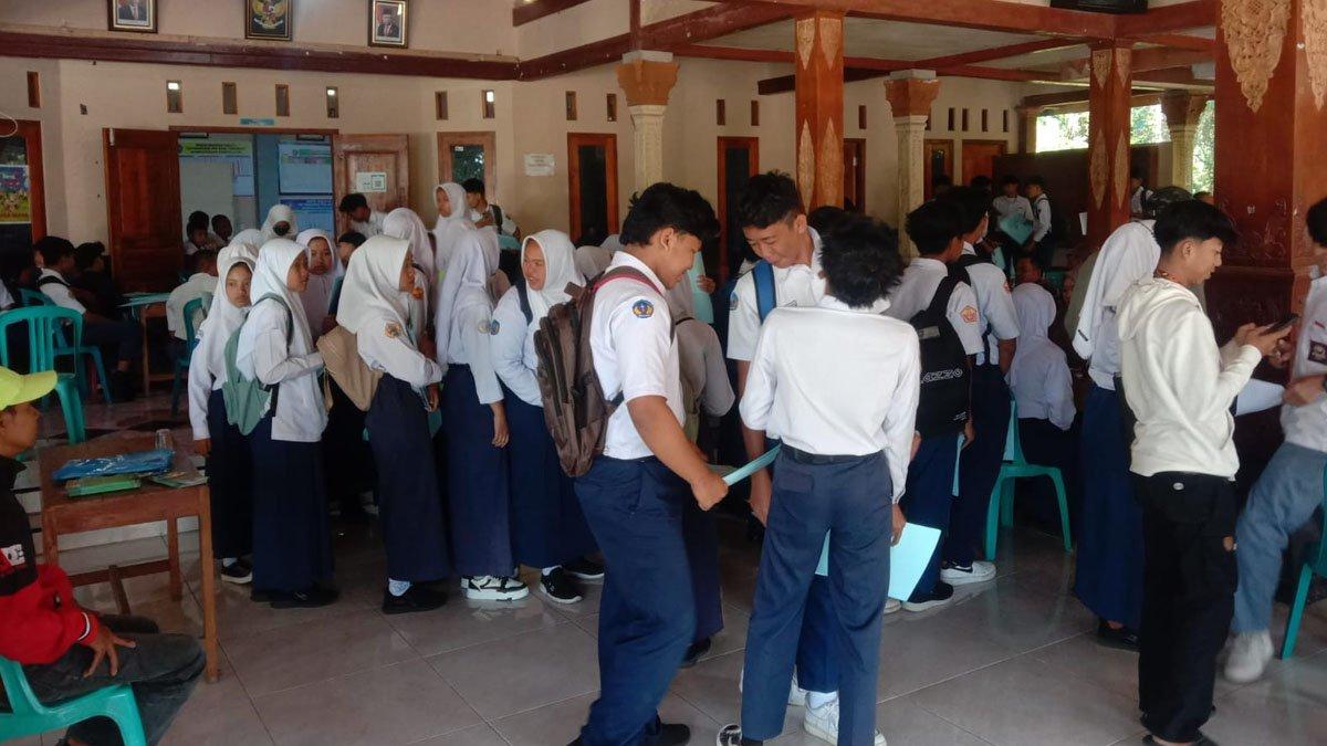 Sejumlah pelajar yang telah lulusan SMP mendaftar di kelas jauh SMAN 1 Karangnongko