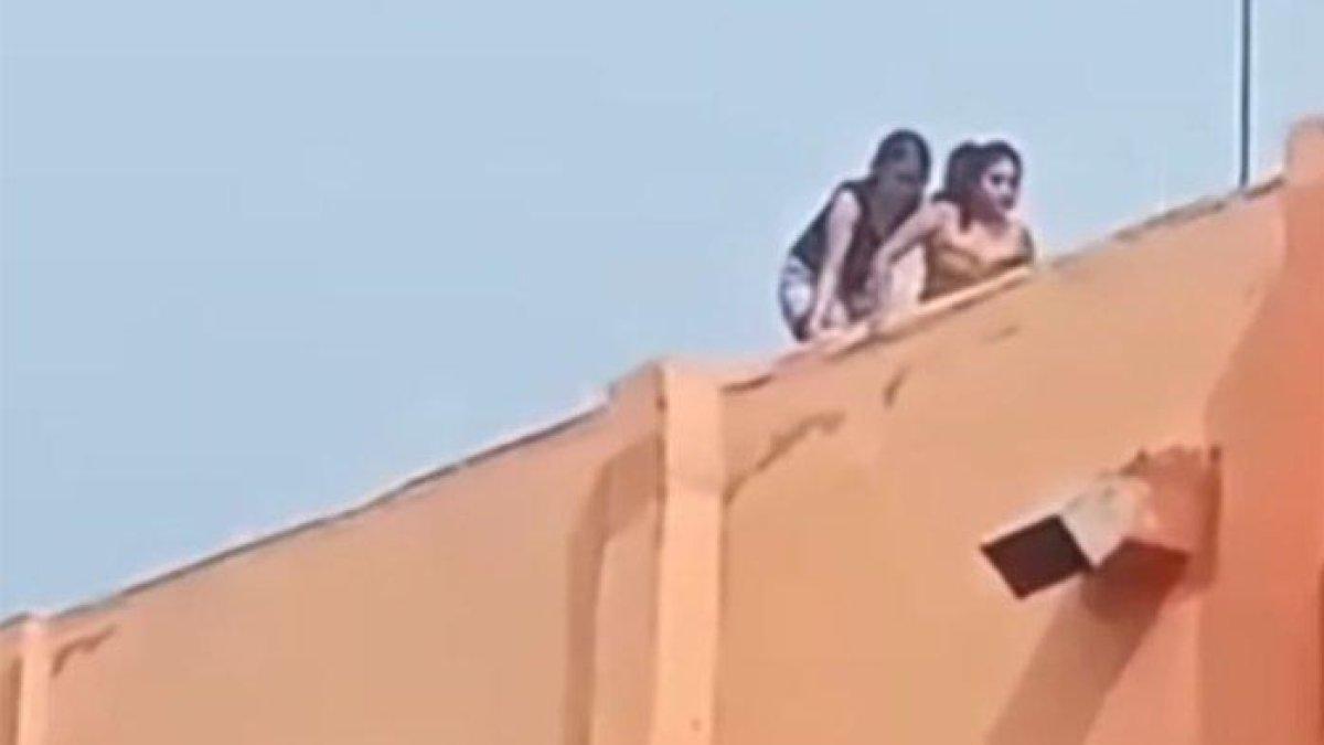 Sejumlah pemandu lagu Karaoke Orange Tegal menyelamatkan diri naik ke rooftop, setelah enam teman mereka tewas karena asap tebal yang berasal dari lantai tiga Karaoke Orange pada Senin (1/15/2024) pagi. Dari enam korban tewas, paling muda usia 20 tahun dan tertua 30 tahun. Semuanya asal Purwakarta.