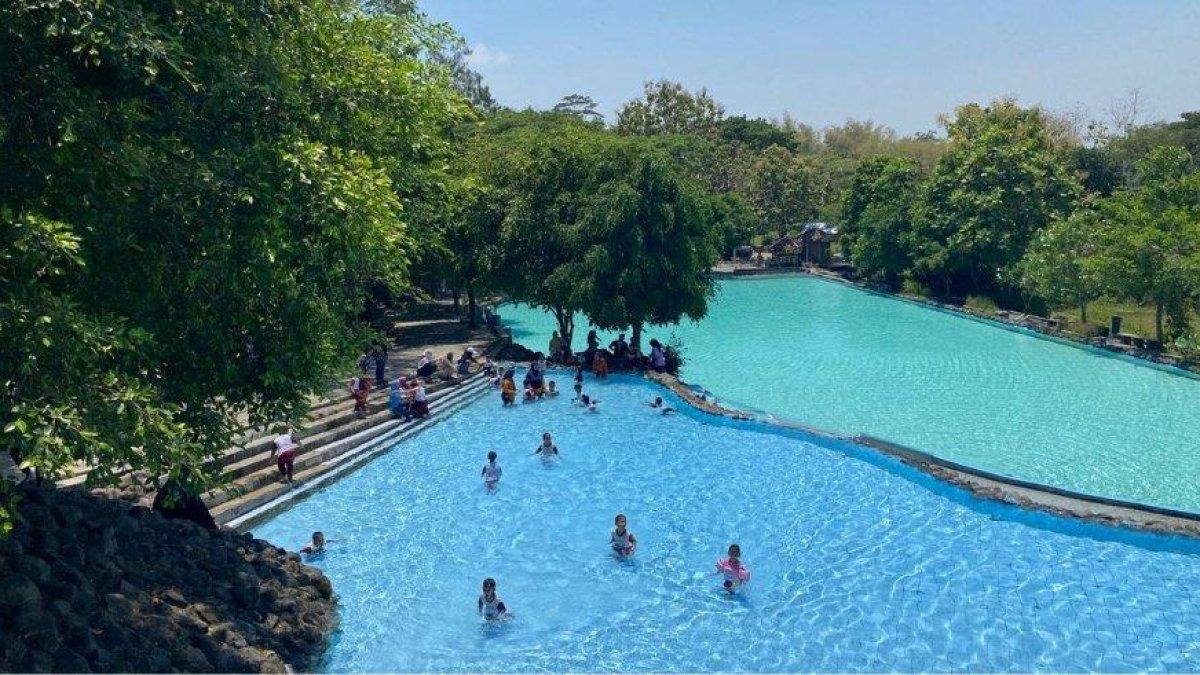 Sejumlah pengunjung berenang di kolam anak Umbul Siblarak, Kabupaten Klaten, Jawa Tengah pada Kamis (5/10/2023).
