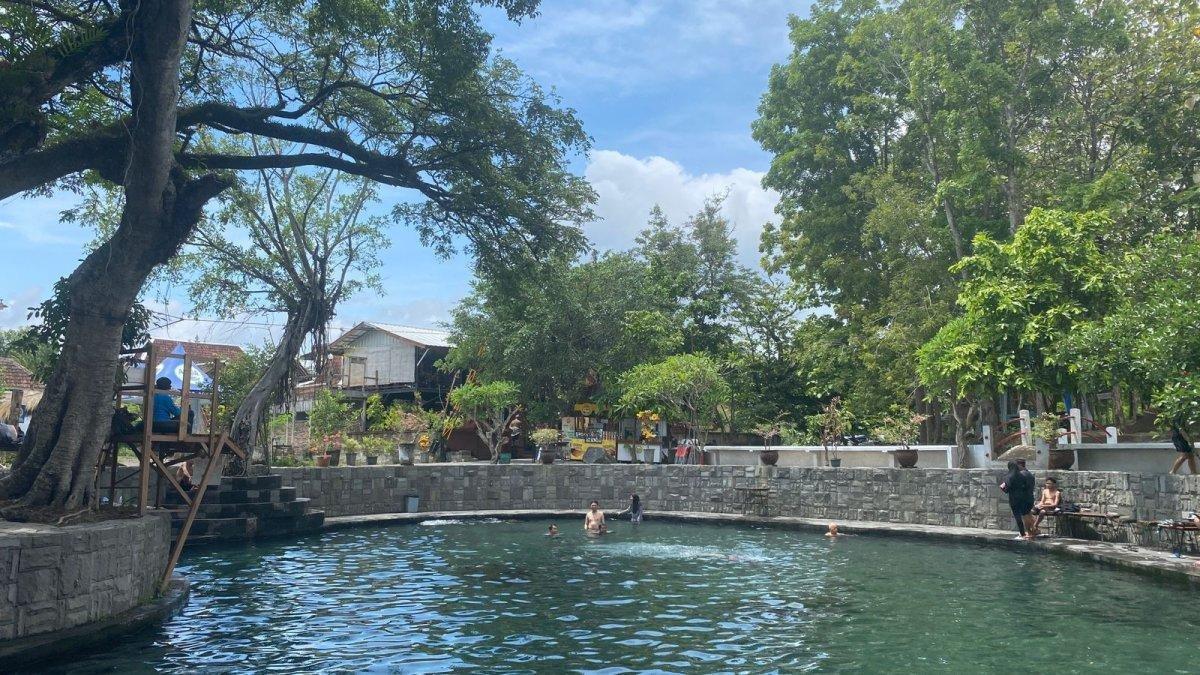 Sejumlah pengunjung berenang di kolam utama Umbul Besuki, Kabupaten Klaten, Jawa Tengah, Sabtu (2/12/2023).