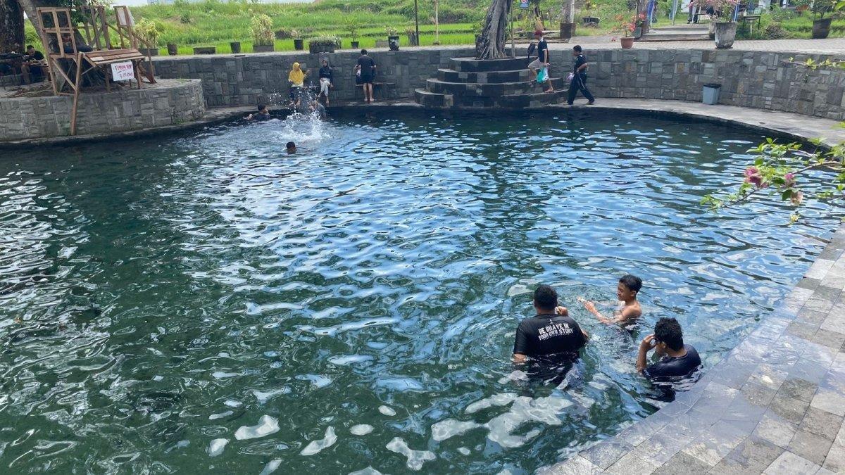 Sejumlah pengunjung berenang di kolam utama Umbul Besuki, Kabupaten Klaten, Jawa Tengah, Sabtu (2/12/2023).