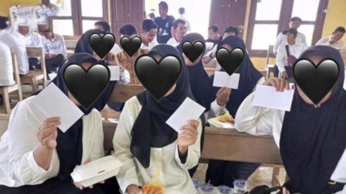 Sejumlah petugas KPPS memamerkan amplop berisi uang transport.