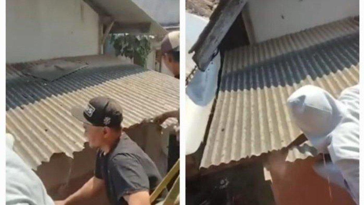 Sejumlah pria tampak merobohkan genting rumah milik warga dengan cara digergaji