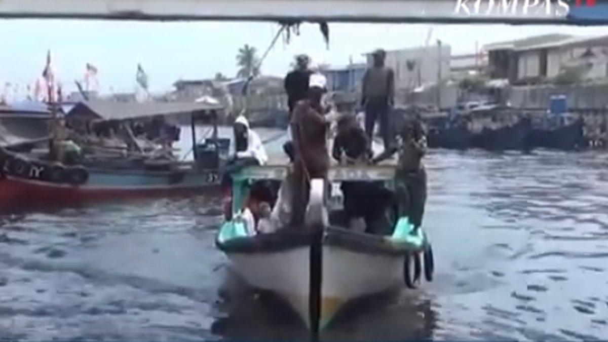 Sejumlah warga Jakarta memilih berangkat mudik menggunakan perahu