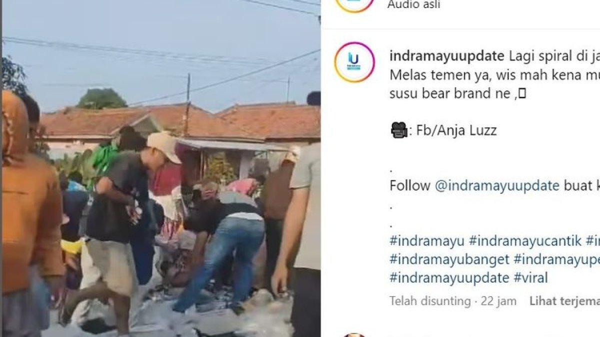 Sejumlah warga menjarah susu bermerek Bear Brand dari truk yang kecelakaan di Jalan Raya Langut, Kecamatan Lohbener, Indramayu, Jawa Barat, Senin (21/8/2023)