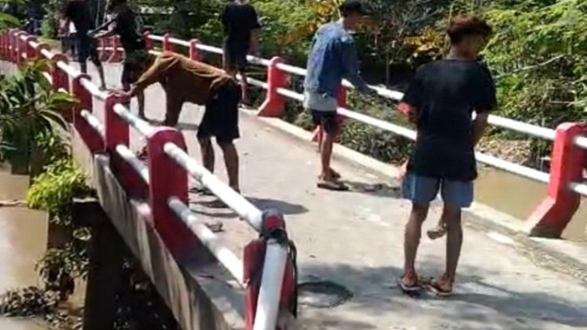 Sekelompok remaja di Demak rusak jembatan agar bisa dilewati truk sound system untuk takbiran