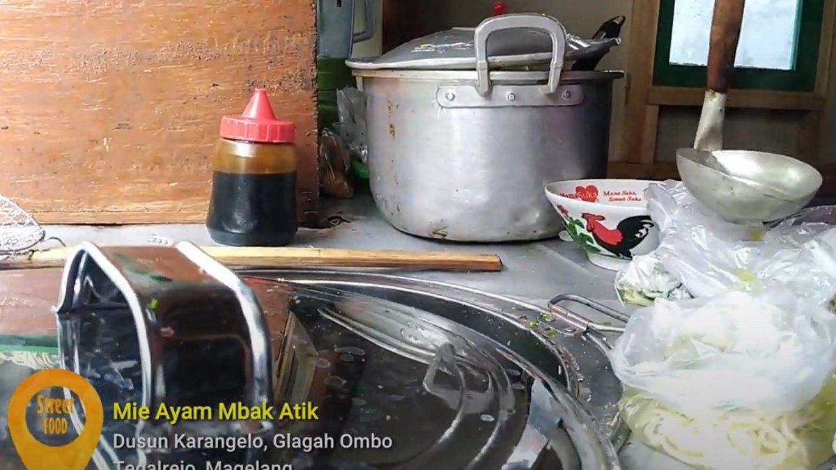 Selain mie ayam, Atiek juga menyediakan bakso kerikil seharga Rp 6 ribu per mangkok