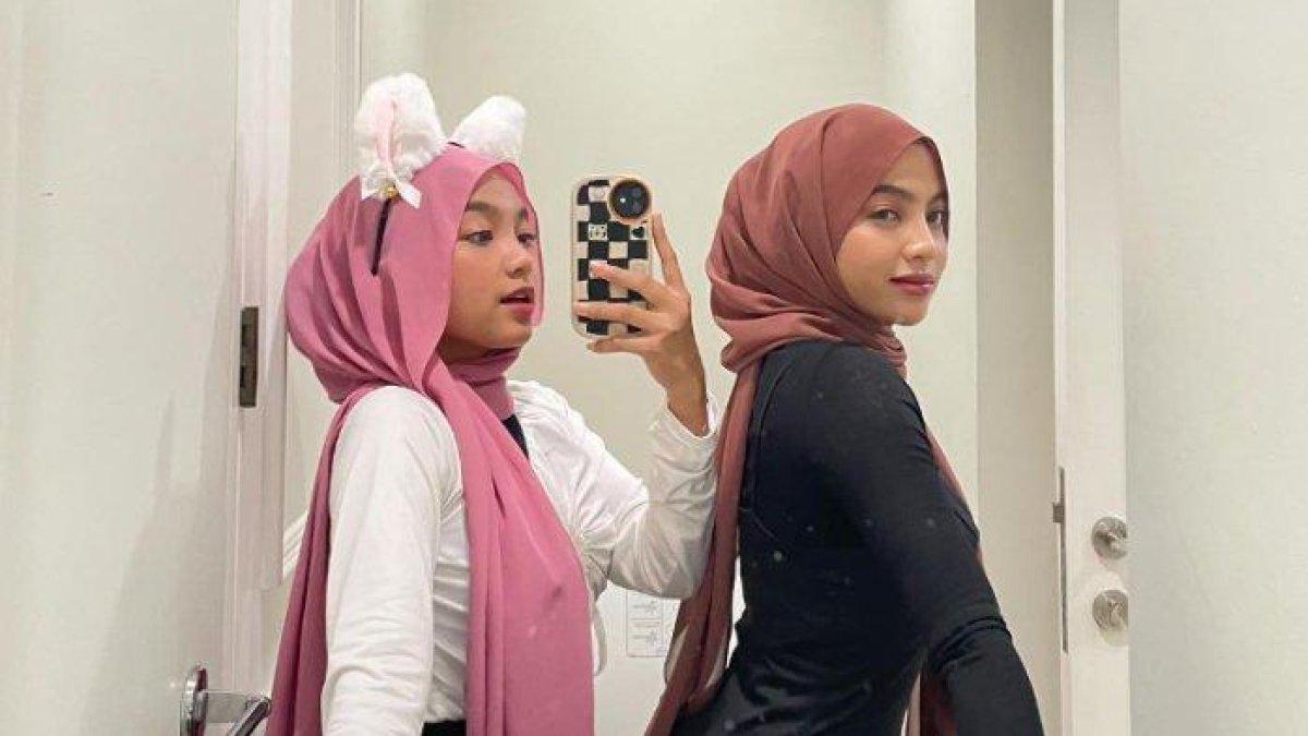 .
Selebgram Oklin Fia (kanan) bersama kembarannya, Isna Anggita Sari (kiri).