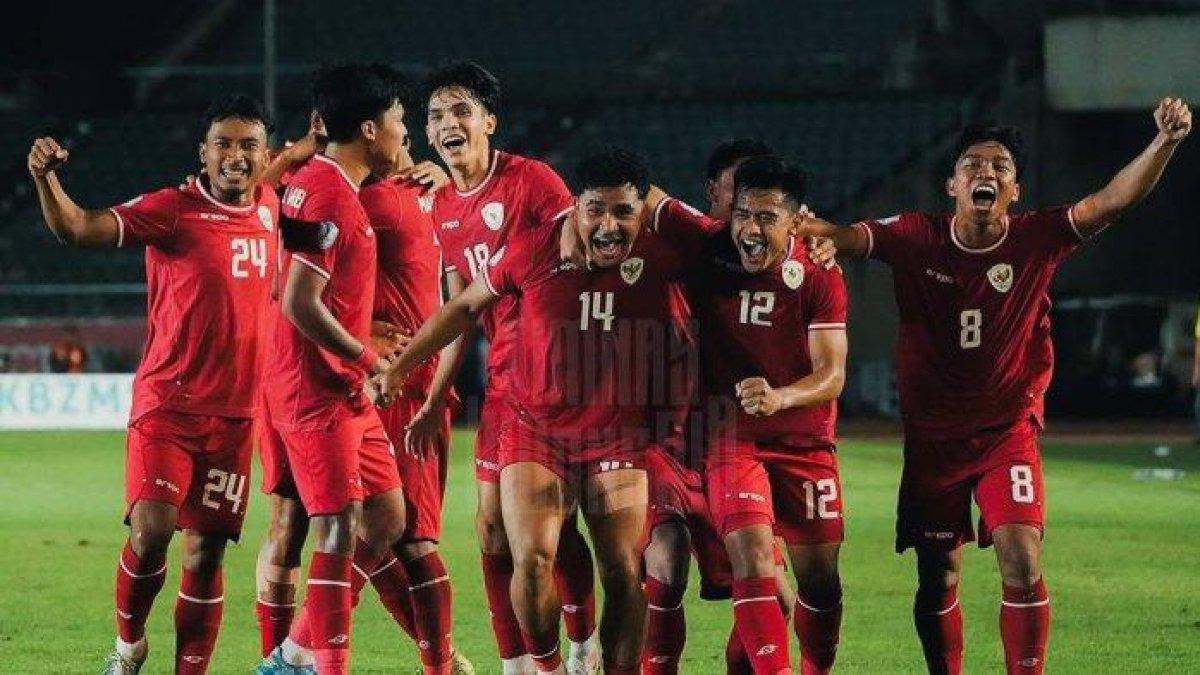 Selebrasi para pemain Timnas Indonesia usai cetak gol.