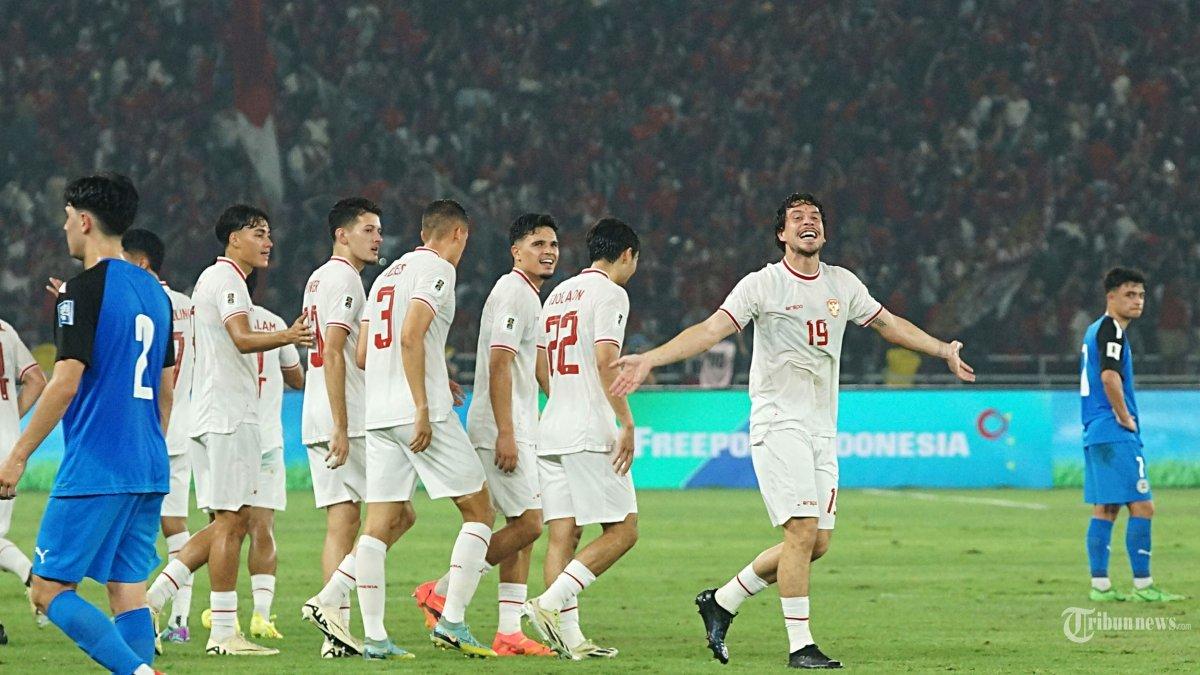 Selebrasi pemain Timnas Indonesia usai mencetak gol kegawang Filipina saat laga Grup F putaran kedua kualifikasi piala dunia 2026 zona Asia di Stadion Utama Gelora Bung Karno (SUGBK), Senayan, Jakarta Pusat, Selasa (11/6/2024).