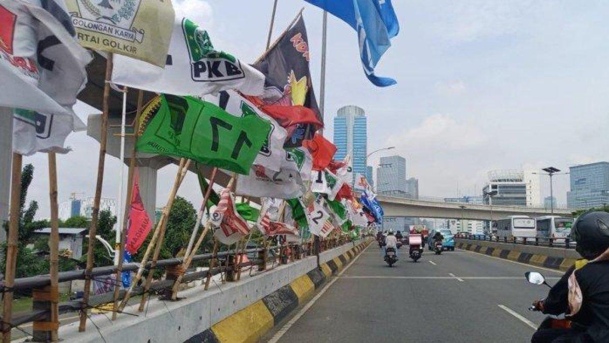 Semrawutnya bendera partai di Flyover Kuningan, Jakarta Selatan.
