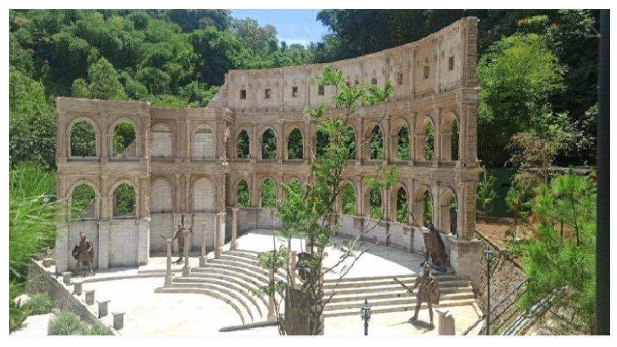 SENSASI di LUAR NEGRI - Nikmati sensasi berkeliling dunia di WOW Sarae Hills, Bandung, dengan berbagai replika ikon global, udara sejuk, serta panorama alam yang menawan.