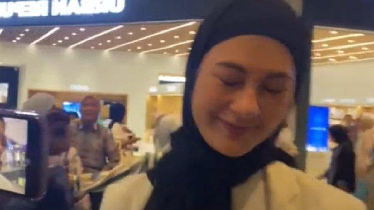 Senyum tipis Paula Verhoeven saat bertemu awak media.