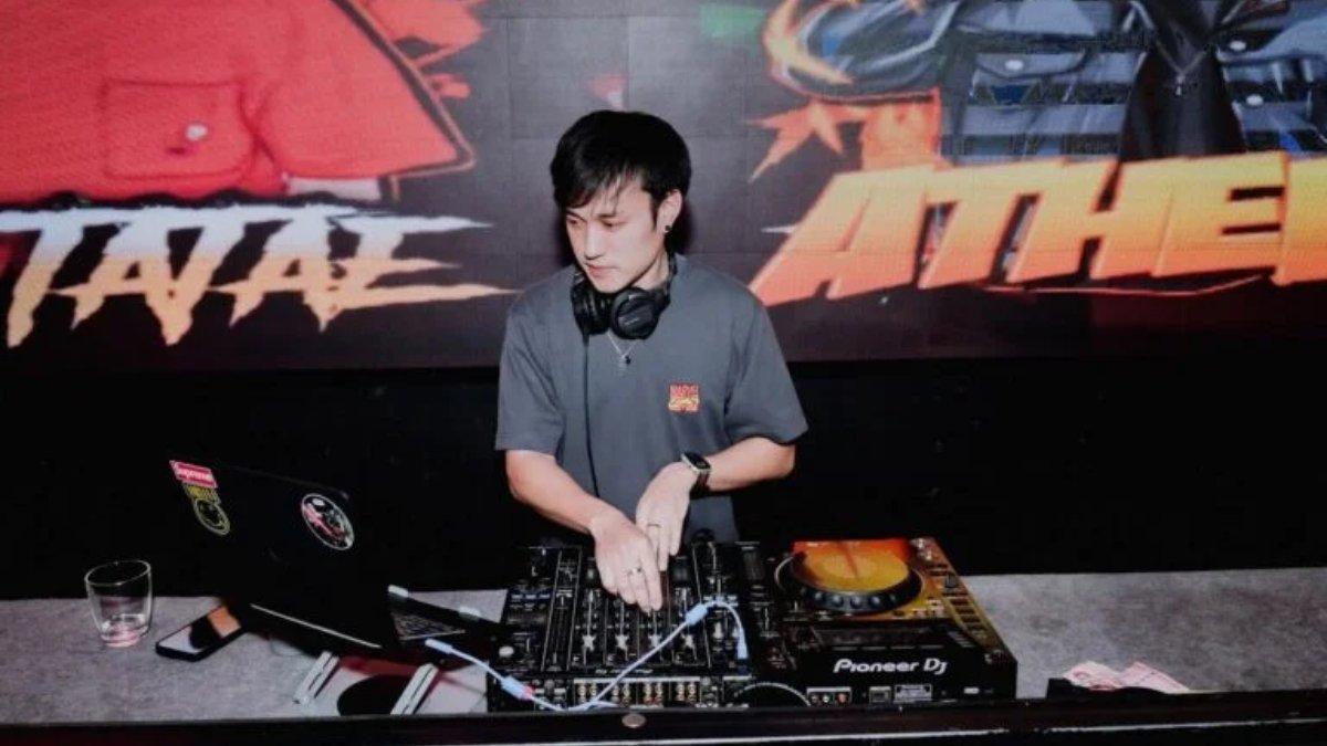 Seorang DJ asal Thailand yang dikenal dengan nama DJ Tatae ditemukan tewas di sebuah kawasan hutan di Distrik Muang, Provinsi Kanchanaburi, Thailand.