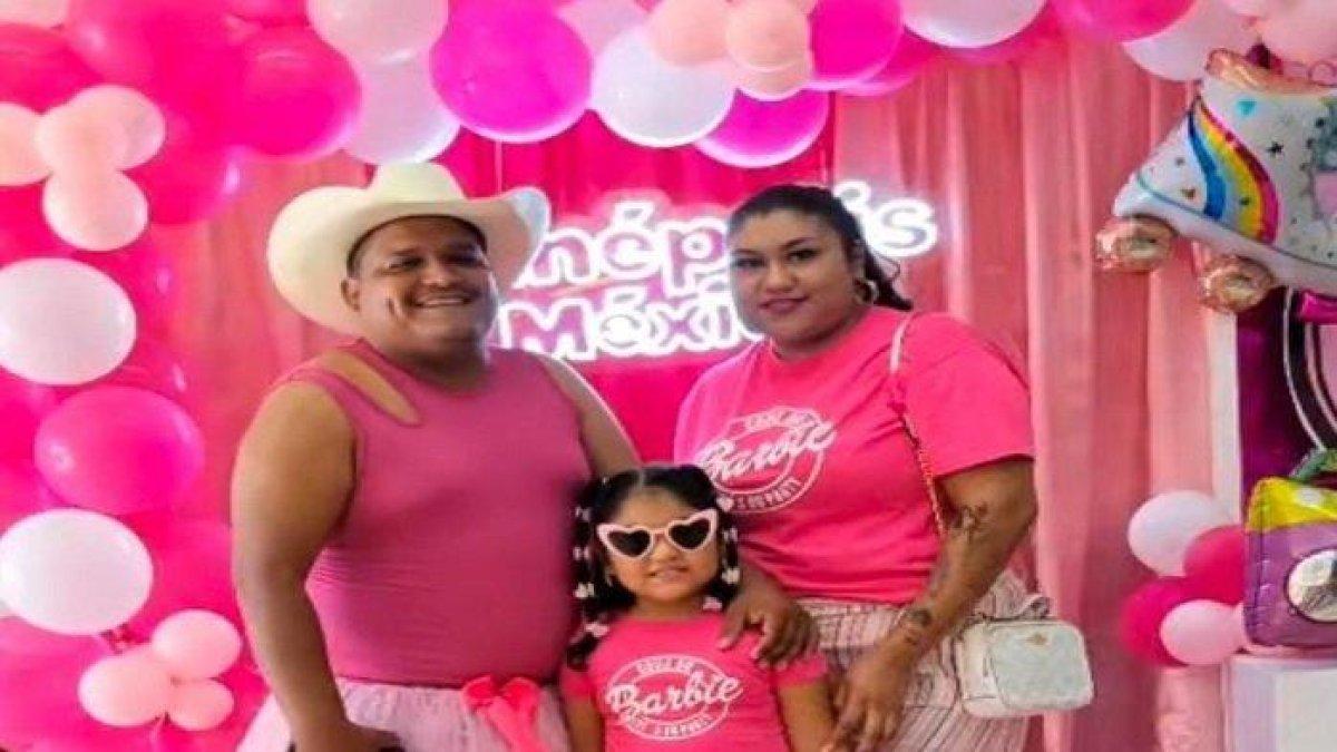 Seorang ayah kenakan baju pink ikuti trend Barbie temani sang anak