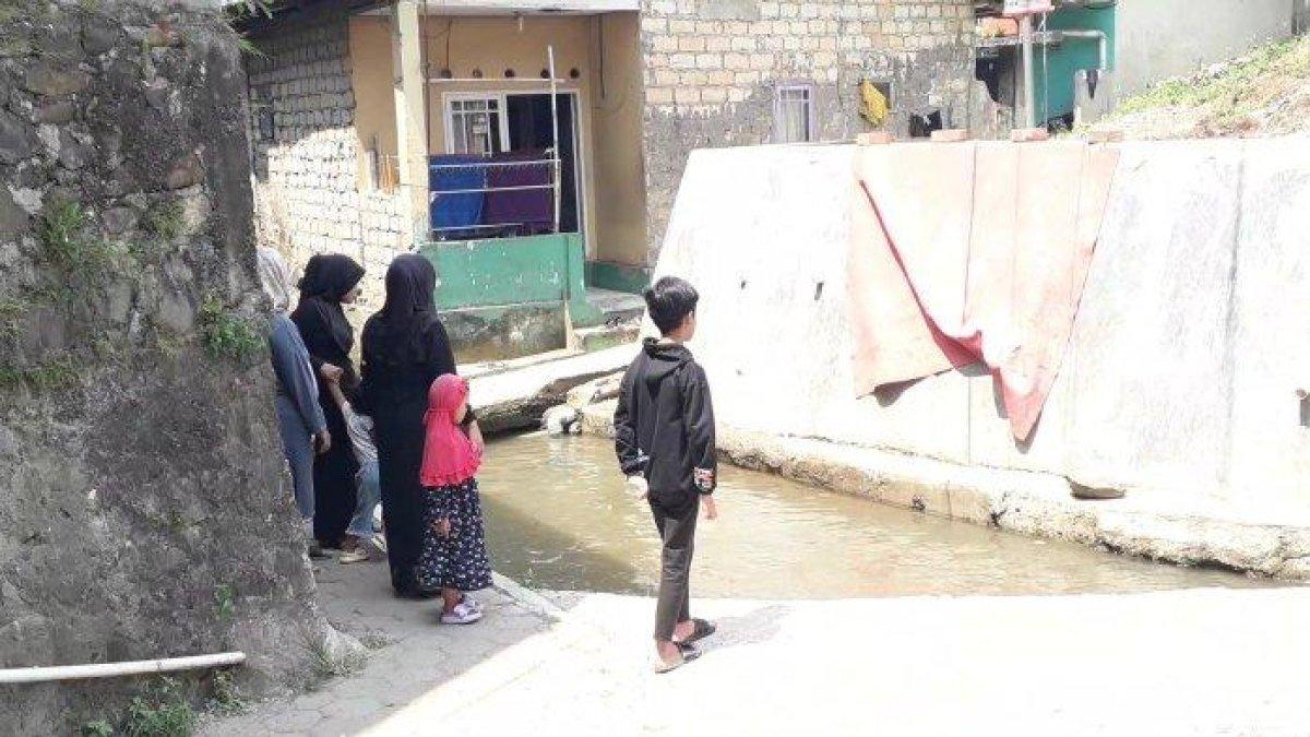 Seorang balita berusia 1 tahun berinisial S ditemukan tewas setelah hanyut sekitar 1 km di sebuah saluran air irigasi di Kampung Parungbanteng, Kelurahan Katulampa, Kecamatan Bogor Timur, Kota Bogor, Minggu (17/12/2023).
